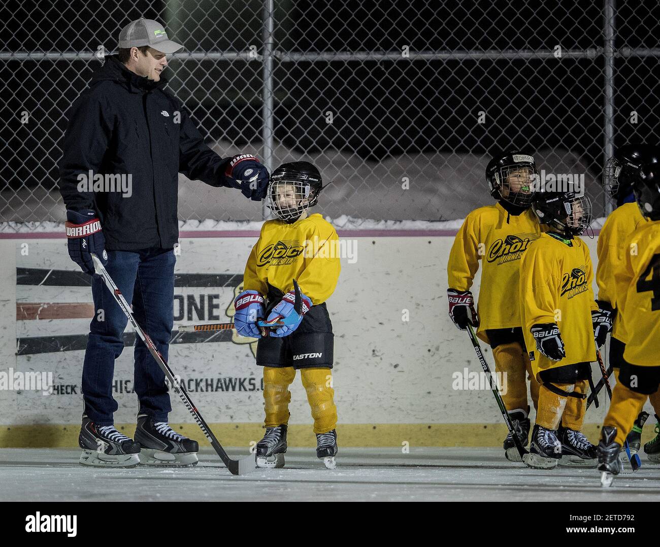 Ryan Suter plaisantait avec son fils Brooks, 6 ans, lors de sa pratique au Minnesota Made Hockey à Edina, Minn. (Photo de Carlos Gonzalez/Minneapolis Star Tribune/TNS) *** Veuillez utiliser le crédit du champ de crédit *** Banque D'Images
