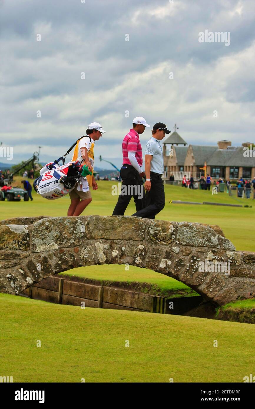 Tiger Woods et Camillo Villegas traversent le pont Swilcan au 18e trou de la maison - The Open 2010 Old course, St Andrews, Fife, Écosse, Royaume-Uni Banque D'Images