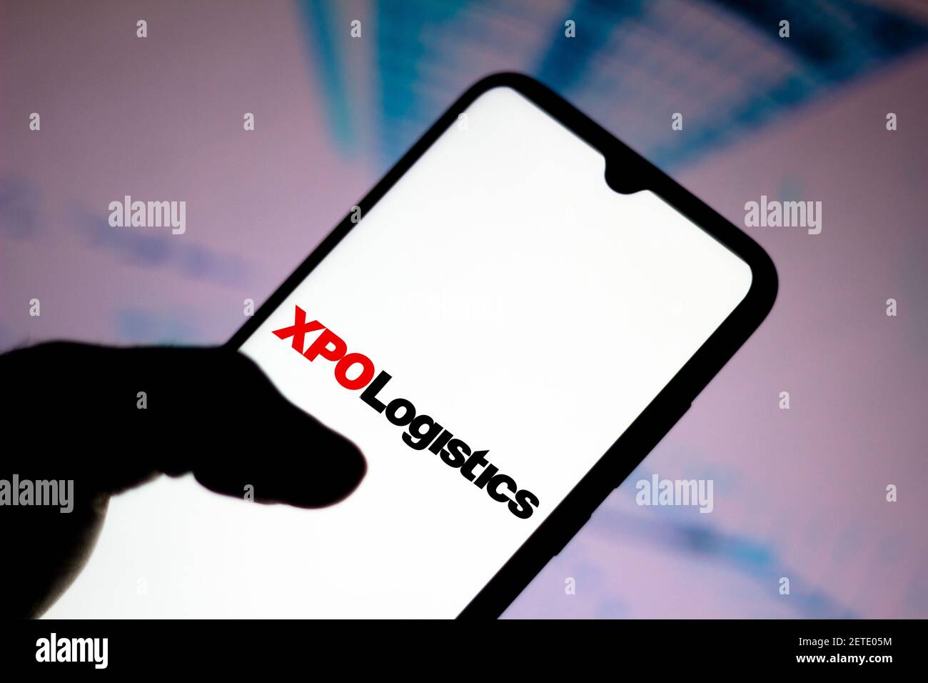 Sur cette photo, le logo XPO Logistics s'affiche sur l'écran d'un smartphone. Banque D'Images