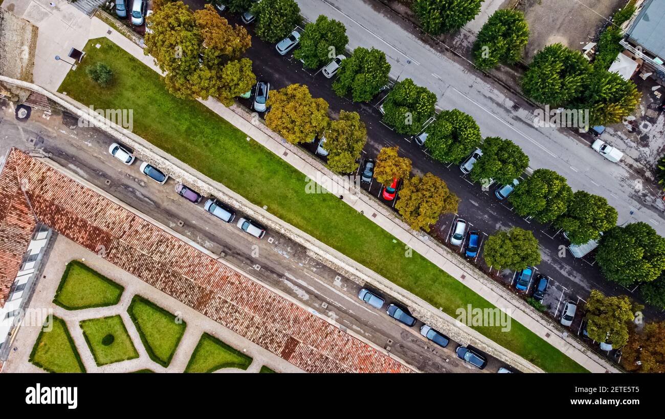 Città DI CASTELLO, ITALIE - 26 septembre 2020: Ombrie 2020: Vue aérienne du jardin du Palazzo Vitelli alla Cannoniera, et d'une route qui borde. Ville o Banque D'Images