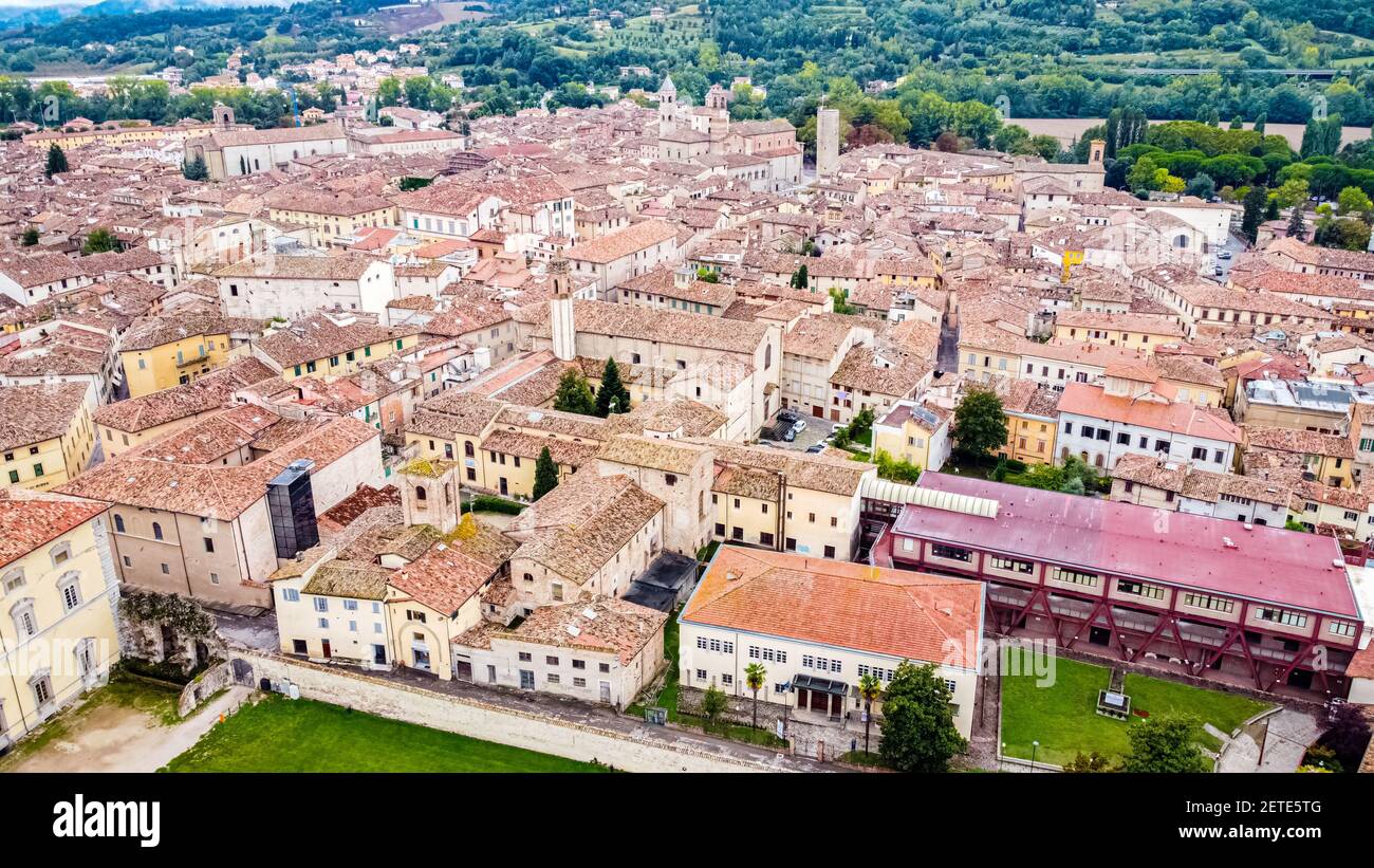 Città DI CASTELLO, ITALIE - 26 septembre 2020 : Ombrie 2020 : vue aérienne de Citta di Castello. Nous sommes en automne et les collines environnantes peuvent être vues. Septem Banque D'Images