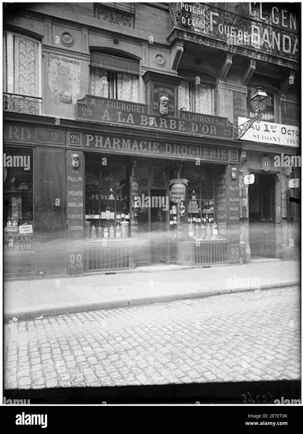 Pharmacie droguerie ''A la barbe d'Or'' - façade sur rue - Paris 01 -  Médiathèque de l'architecture et du patrimoine Photo Stock - Alamy