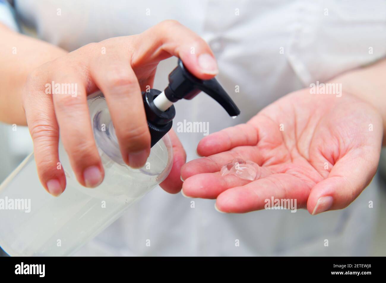 Gros plan sur le lavage des mains avec un désinfectant à l'alcool Banque D'Images