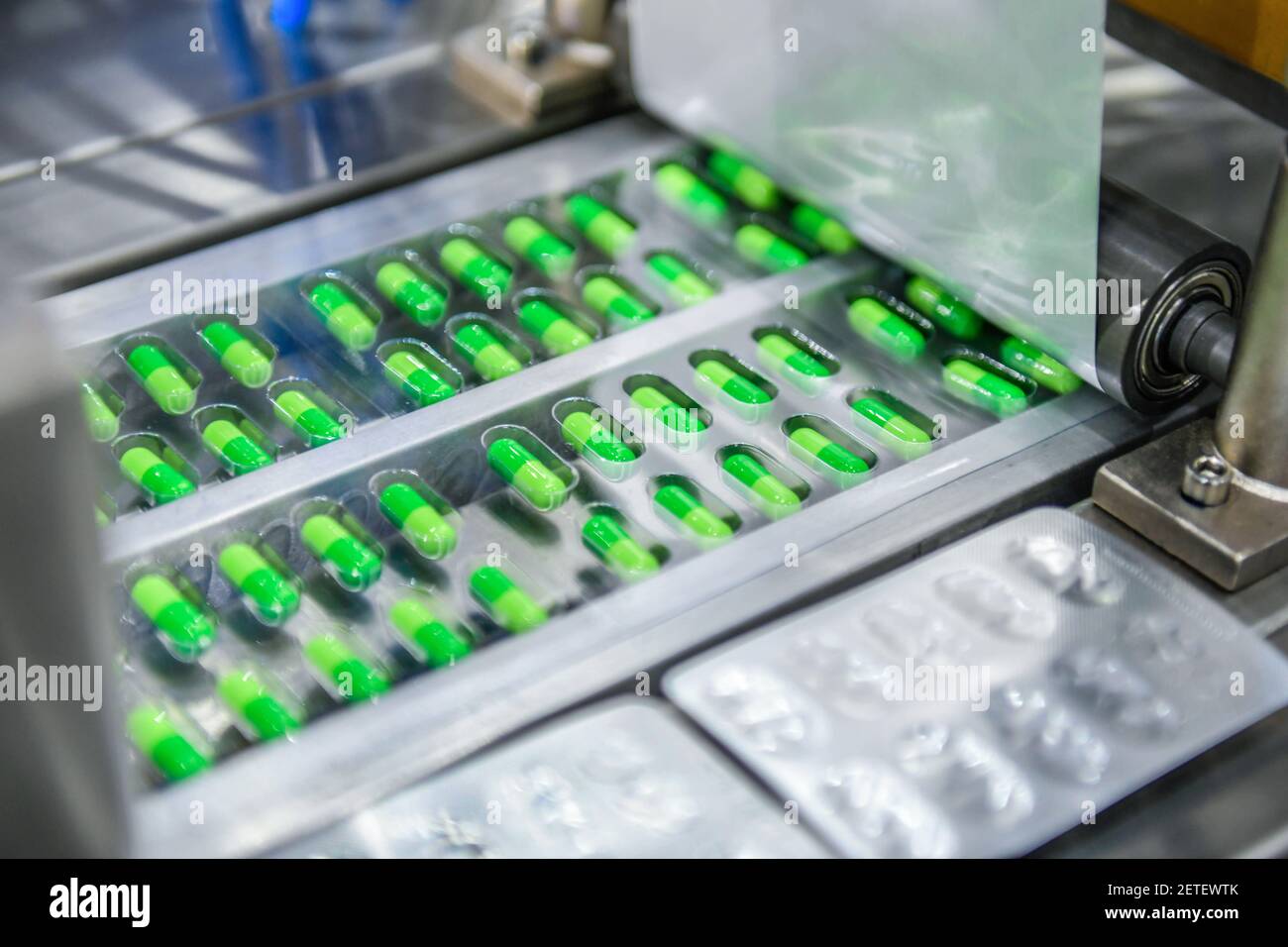Ligne de production de pilules de médicaments à capsule verte, concept pharmaceutique industriel Banque D'Images