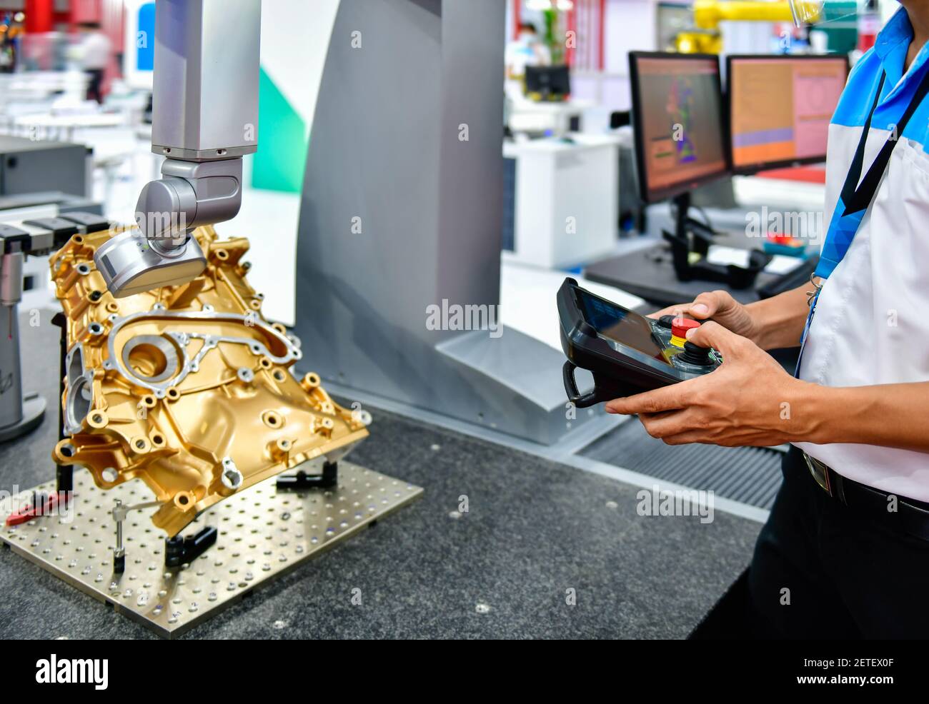 Ingénieur en mécanique utilisant les technologies de mesure 3d de la machine de mesure de coordonnées (CMM) vérifier la validité du bloc moteur pour l'industrie Banque D'Images