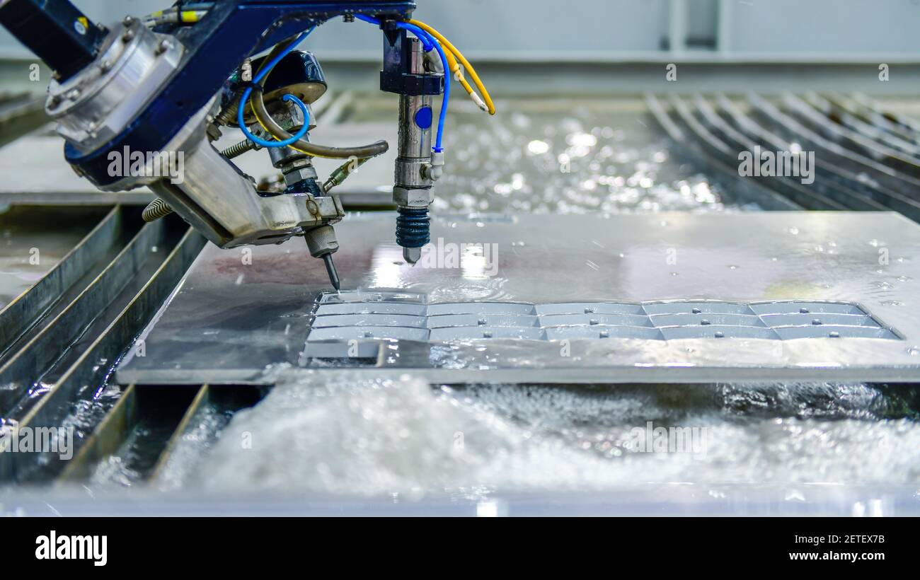 Machine pour la découpe de plaques d'acier par jet d'eau CNC , travail des métaux industriels Banque D'Images