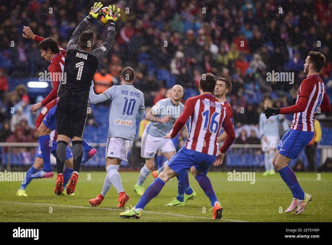 Miguel Angel Moyá, de l'Atletico de Madrid, et Sime Vrsaljko, et Iago Aspas de Celta de Vigo lors du match de la Liga entre l'Atletico de Madrid et Celta de Vigol au stade Vicente Calderon de Madrid, en Espagne. 03 décembre 2016. (Photo par BorjaB.Hojas/Alter photos) *** Veuillez utiliser le crédit du champ de crédit *** Banque D'Images