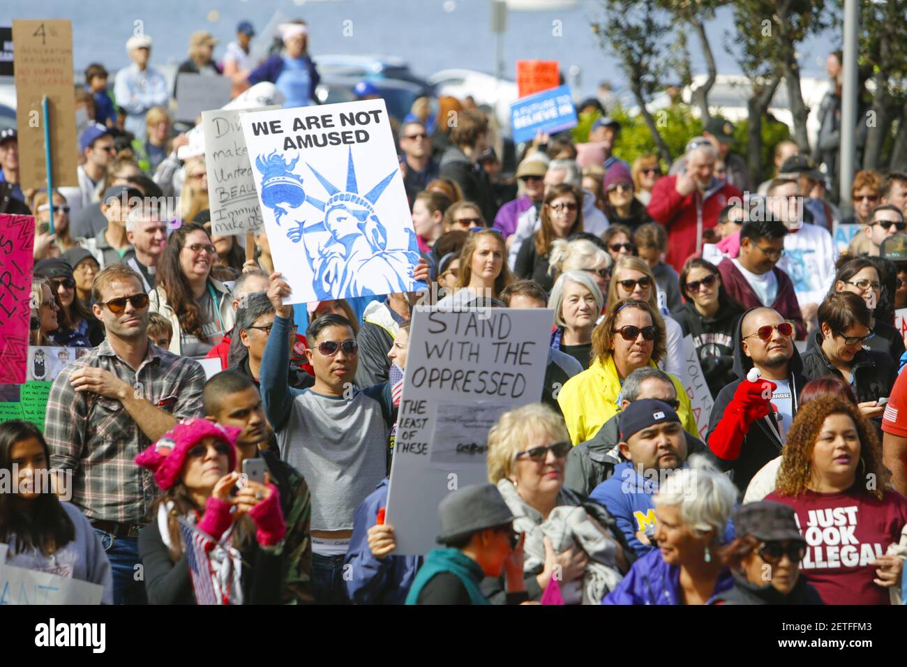 Les partisans des droits des immigrants ont organisé un rassemblement avant la marche à solidarité avec les immigrants, San Diego, qui a commencé au San Diego County Administration Center, et s'est terminé au Civic Center Plaza le samedi 18 février. 2017. (Photo de Howard Lipin/San Diego Union-Tribune/TNS) *** Veuillez utiliser le crédit du champ de crédit *** Banque D'Images