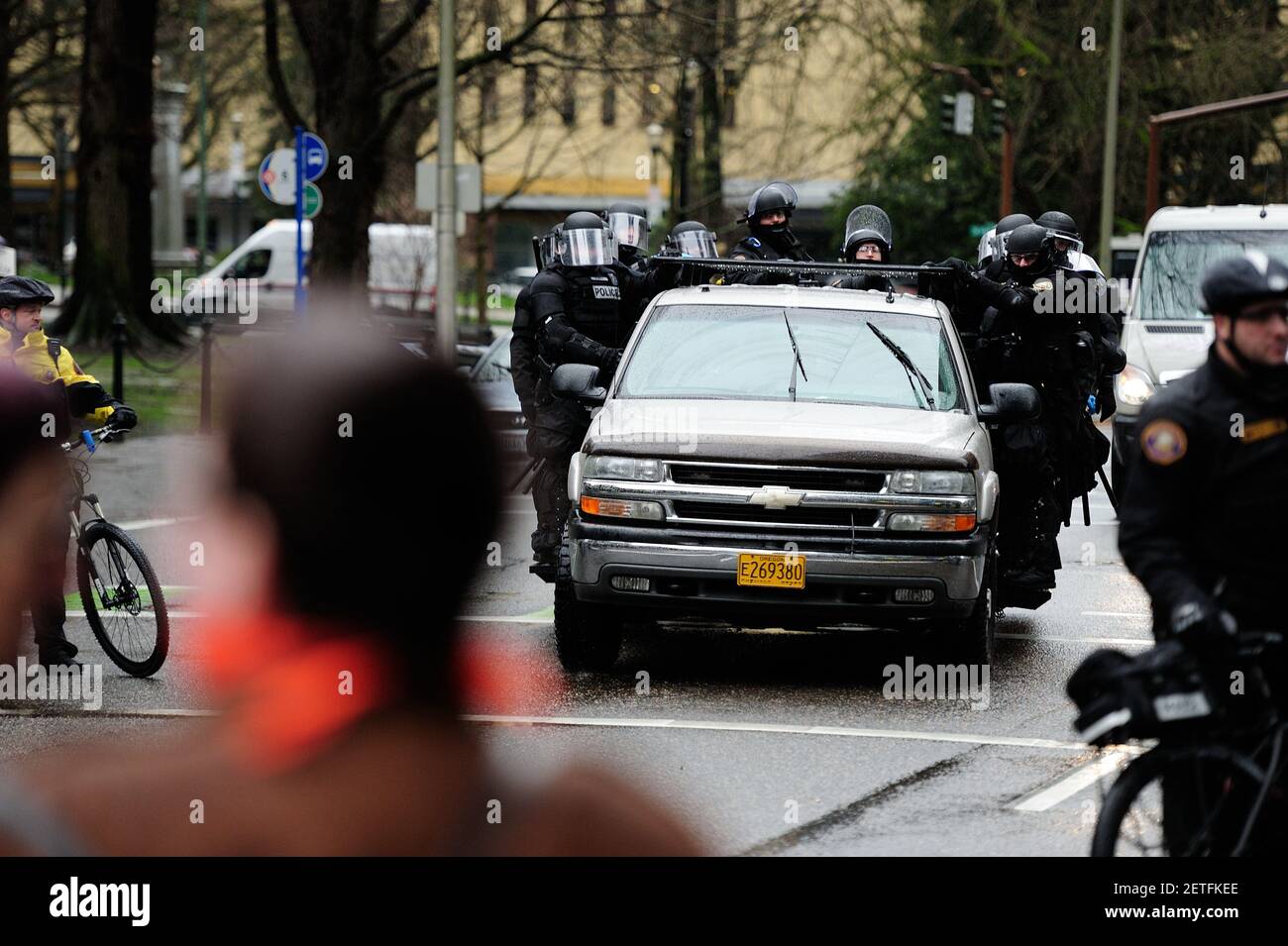 Des manifestants manifestent contre le président Trump le 20 février 2017, à l'extérieur de l'édifice fédéral Edith Green-Wendell Wyatt, à Portland (Oregon). La police anti-émeutes est entrée en fonction et a procédé à plusieurs arrestations après qu'un petit groupe ait bloqué la rue pour protester non seulement contre le président Trump, mais aussi contre la récente fusillade meurtrière de Quantice Hayes. (Photo par Alex Milan Tracy) *** Veuillez utiliser le crédit du champ de crédit *** Banque D'Images