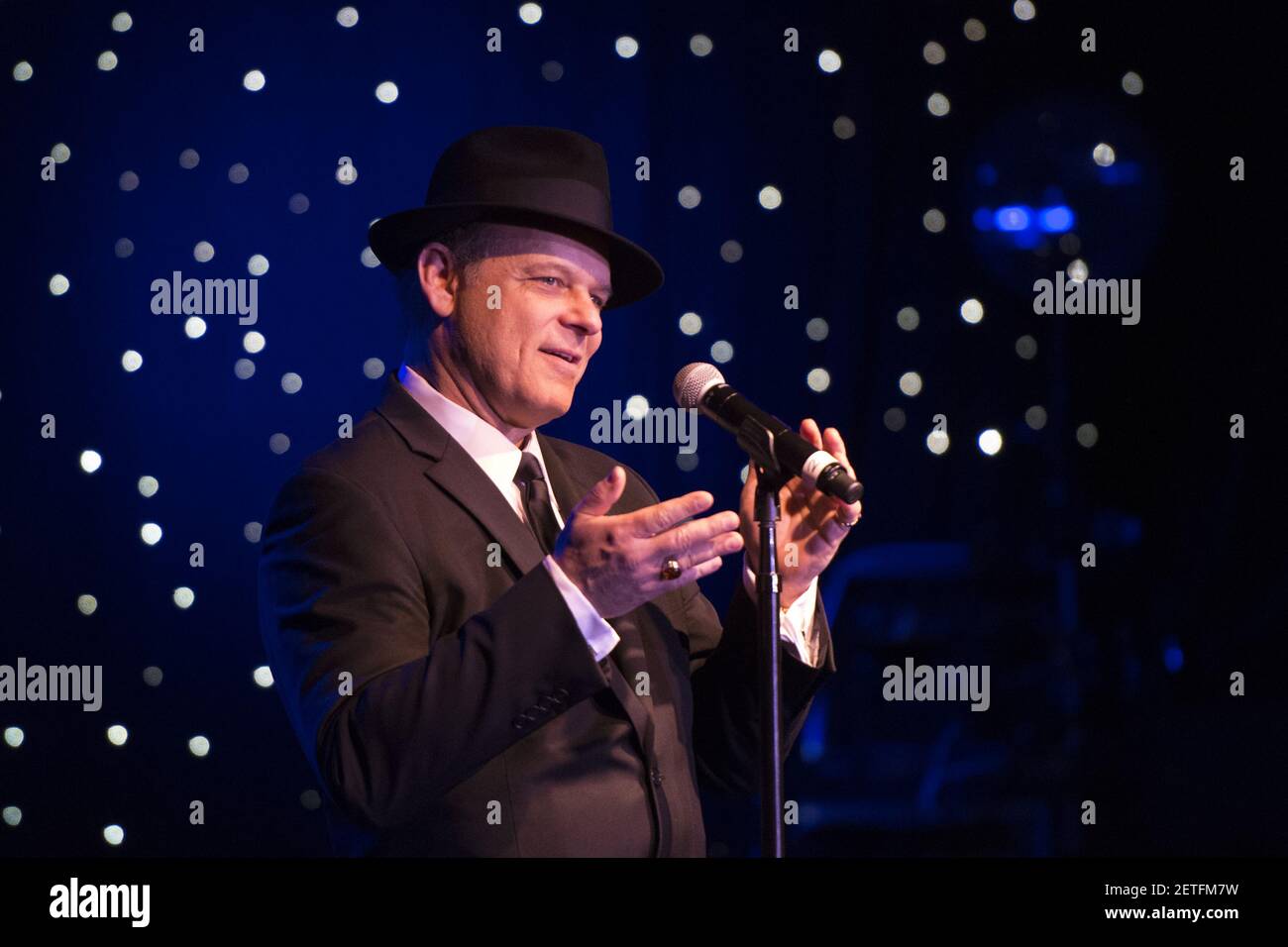 James Anthony, imitateur Frank Sinatra, se produit lors des Reel Awards au Golden Nugget Hotel & Casino de Las Vegas, au Nevada, le 20 février 2017. Le spectacle de récompenses est destiné à être un hommage humoristique aux Academy Awards. (Photo de Jason Ogulnik) *** Veuillez utiliser le crédit du champ de crédit *** Banque D'Images