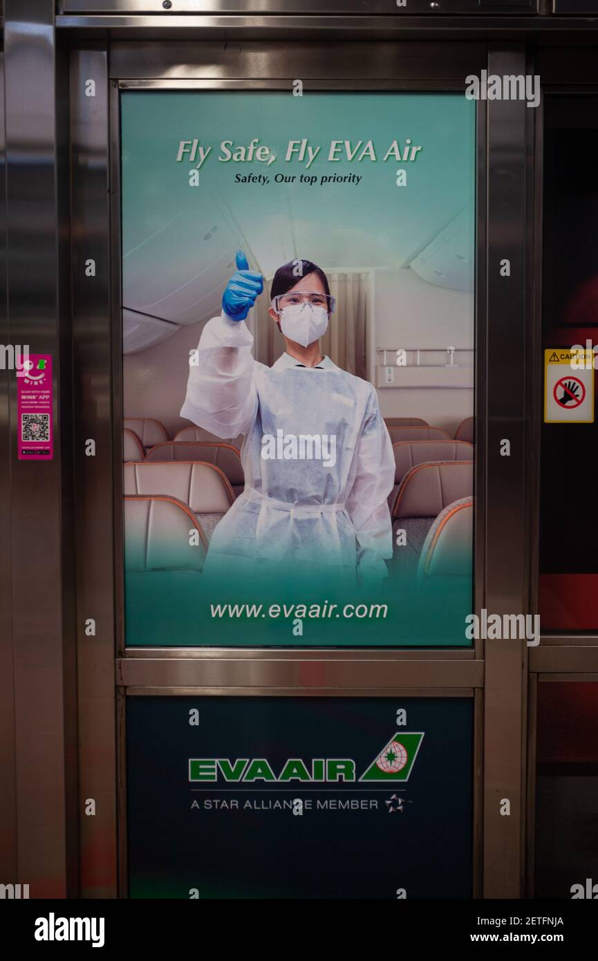 28.02.2021, Singapour, République de Singapour, Asie - Billboard sur la plate-forme d'une station de métro annonce pour un voyage aérien sûr avec EVA Air. Banque D'Images