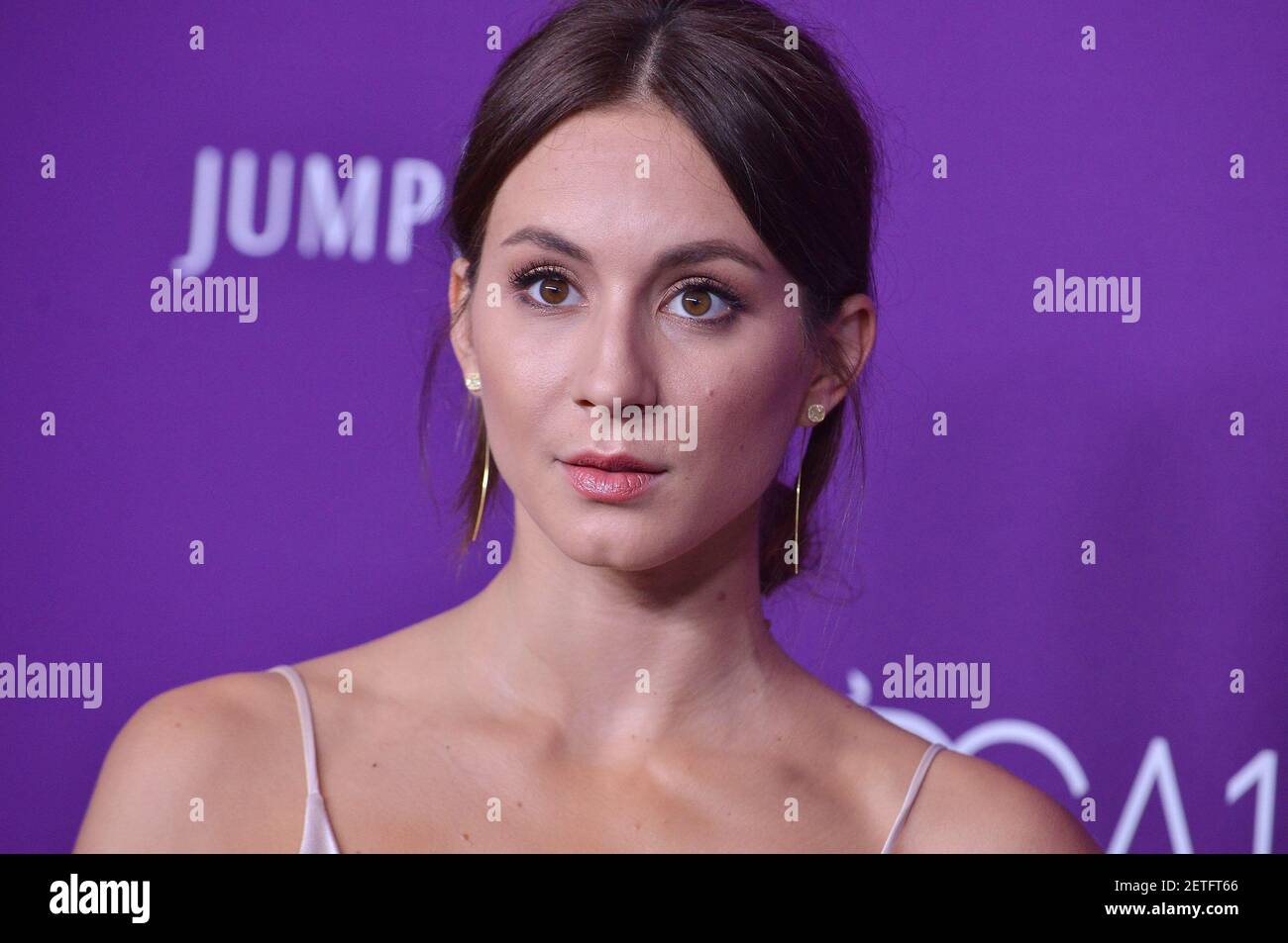 Toian Bellisario arrive au 19e Prix de la Guilde des designers de costumes, qui a eu lieu au Beverly Hilton à Beverly Hills, en Californie, le mardi 21 février 2017 (photo de la Sathanlee B. Mirador) *** Veuillez utiliser le crédit du champ de crédit *** Banque D'Images
