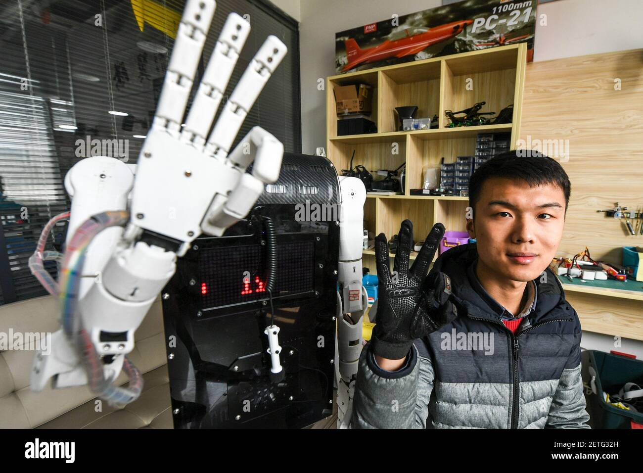 170224) -- ZHENGZHOU, 24 février 2017 (Xinhua) -- Chanson Jiyuan pose avec  une adepte du robot dans l'interprétation de la langue des signes à un  makerspace de l'Université nationale Parc Scientifique de