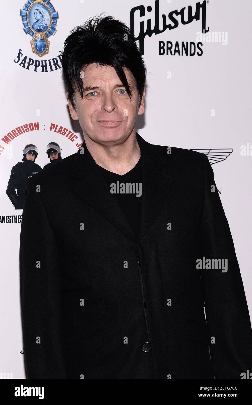 Le musicien Gary Newman assiste à l'ouverture de la galerie Plastic Jesus à l'ancien magasin Tower Records de Los Angeles, CA, le 24 février 2017. (Photo par Anthony Behar) *** Veuillez utiliser le crédit du champ de crédit *** Banque D'Images