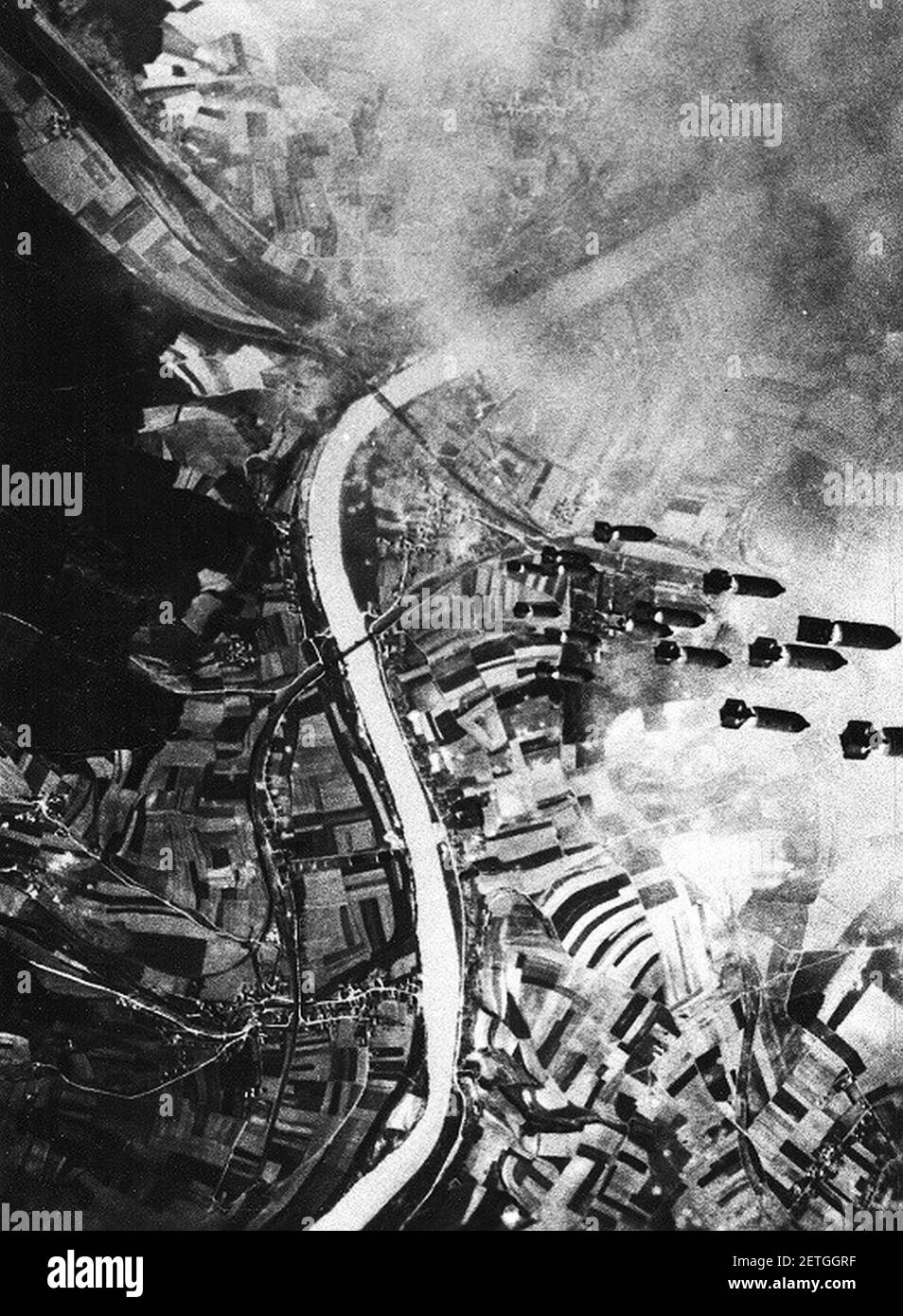 Photo - Luftbild - Regensburg - Donau BEI Sinzing - Fallende Bomben - 1943. Banque D'Images