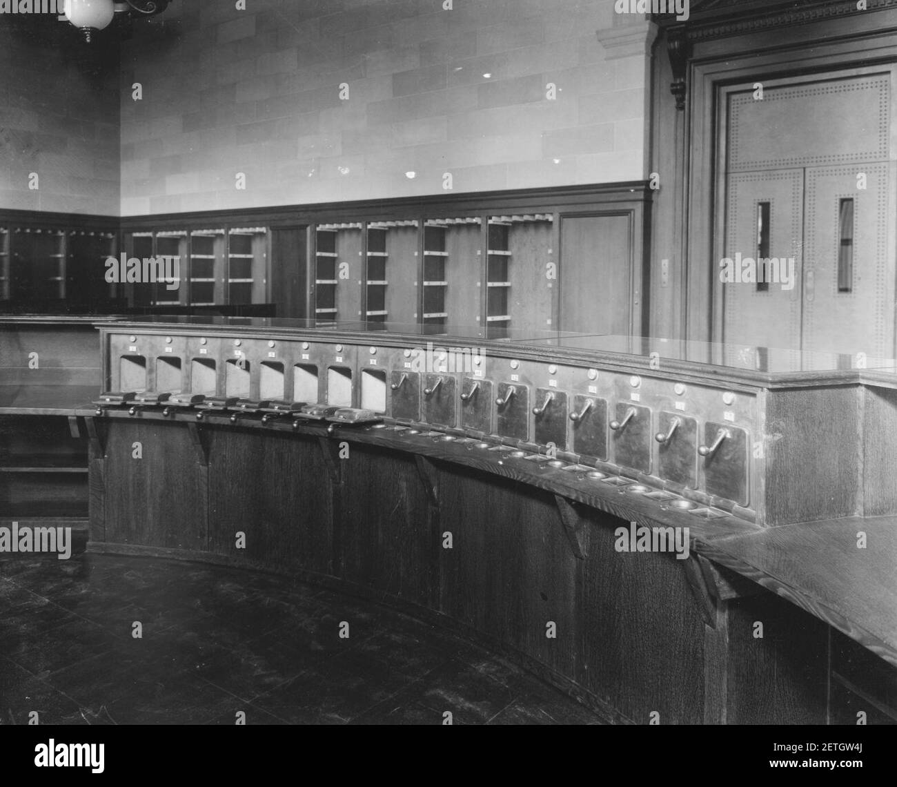 Photographie du système de tubes pneumatiques dans le bureau de contrôle de la salle de recherche centrale, bâtiment des Archives nationales Banque D'Images