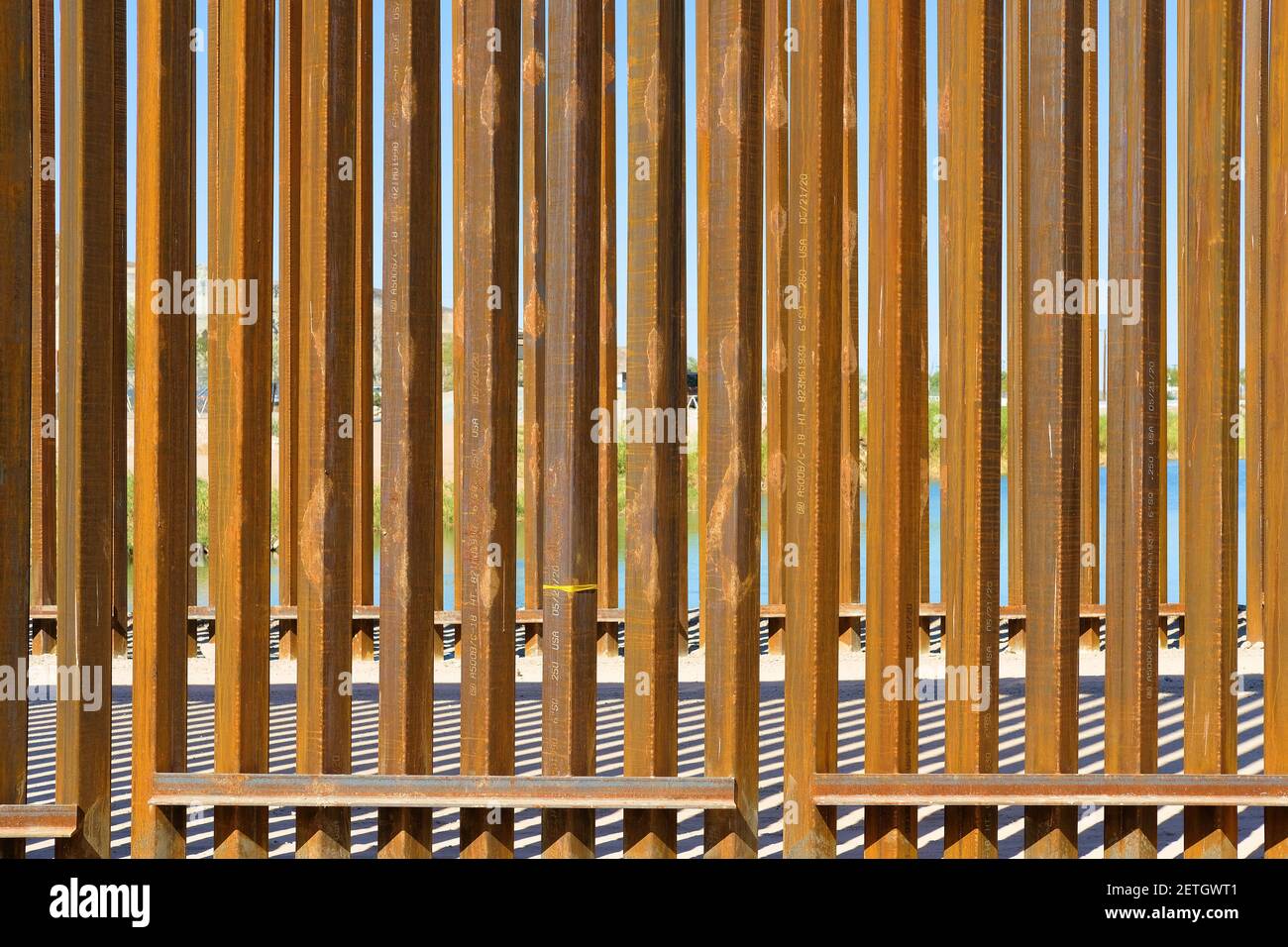 Mur frontalier entre les États-Unis et le Mexique à Andrade, en Californie, et au poste frontalier de Los Algodones, en Basse-Californie ; clôture renforcée sous l'administration Trump. Banque D'Images