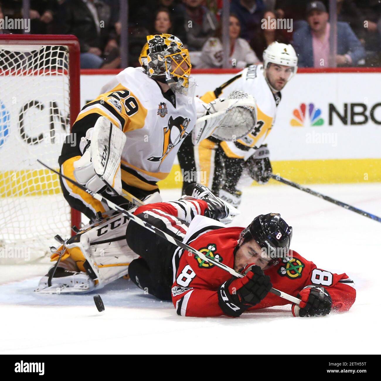 Le centre des Blackhawks de Chicago Nick Schmaltz (8), entre dans la glace devant le gardien de but des pingouins de Pittsburgh Marc-Andre Fleury (29), au cours de la première période de leur match au United Center, à Chicago, le mercredi 1er mars 2017. (Photo de Nuccio DiNuzzo/Chicago Tribune/TNS) *** Veuillez utiliser le crédit du champ de crédit *** Banque D'Images