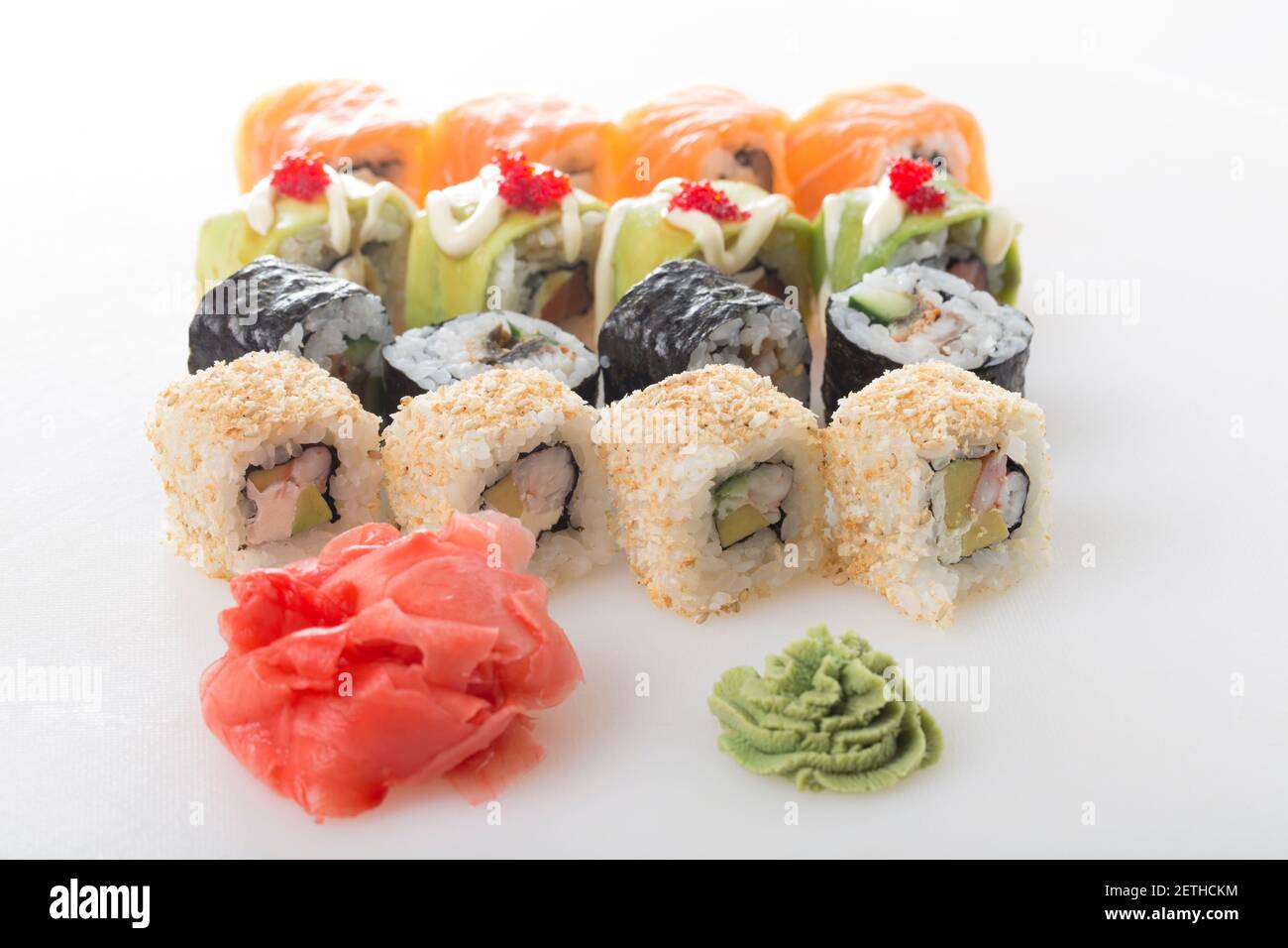 Délicieux petits pains à sushis au wasabi et au gingembre mariné. Sur une table comme arrière-plan. Banque D'Images