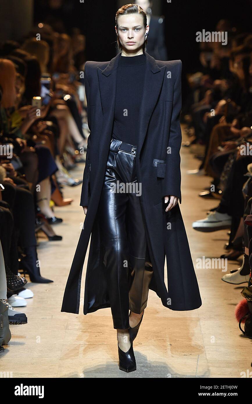 Le modèle Birgit Kos marche sur la piste lors du Mugler Fashion Show à ...