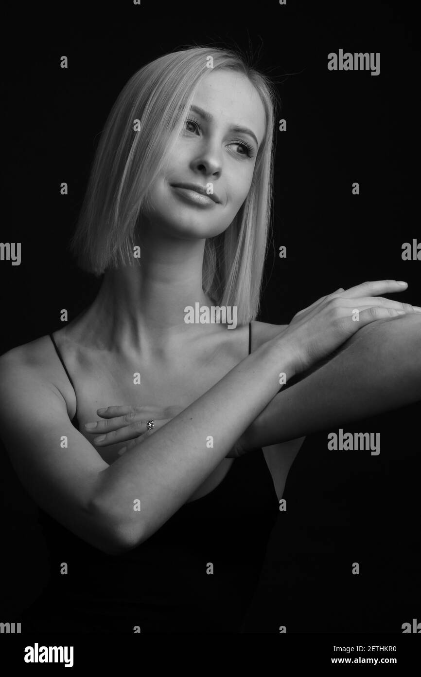 Portrait noir et blanc sur fond noir dans Tank Top à fines bretelles. Banque D'Images