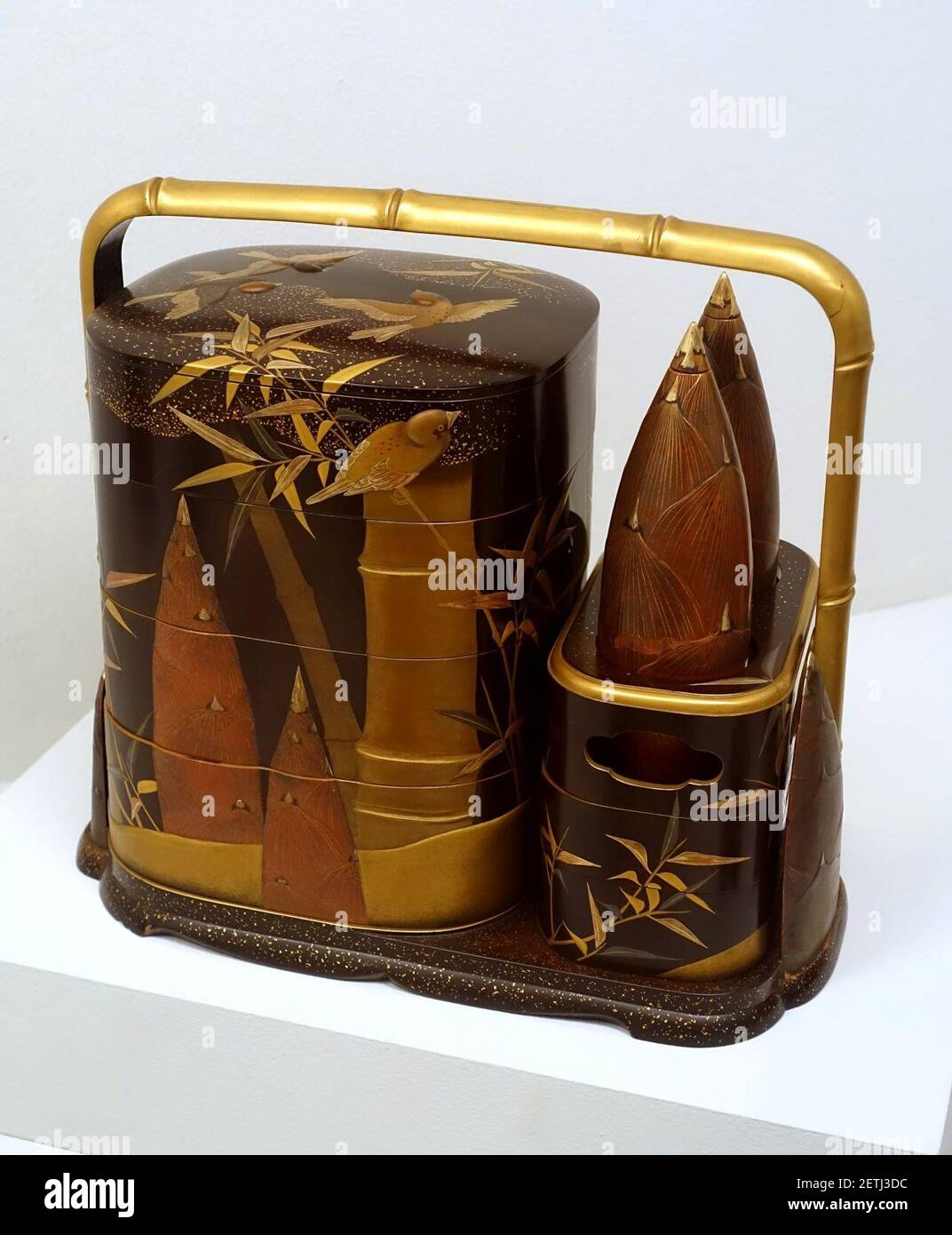 Ensemble de pique-nique avec moineau et bambou, Japon, période Meiji, 1868-1912, bois, laque noire, maki-e or et argent, vernis, nacre Banque D'Images