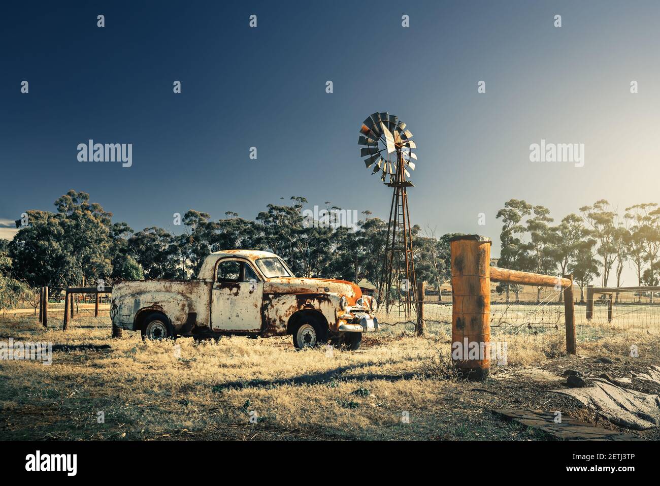 Kapunda, Australie-Méridionale - 17 juin 2017: Abandonné Rusty Classic Holden FJ Ute garés à côté d'un vieux moulin à vent vu de la route Banque D'Images