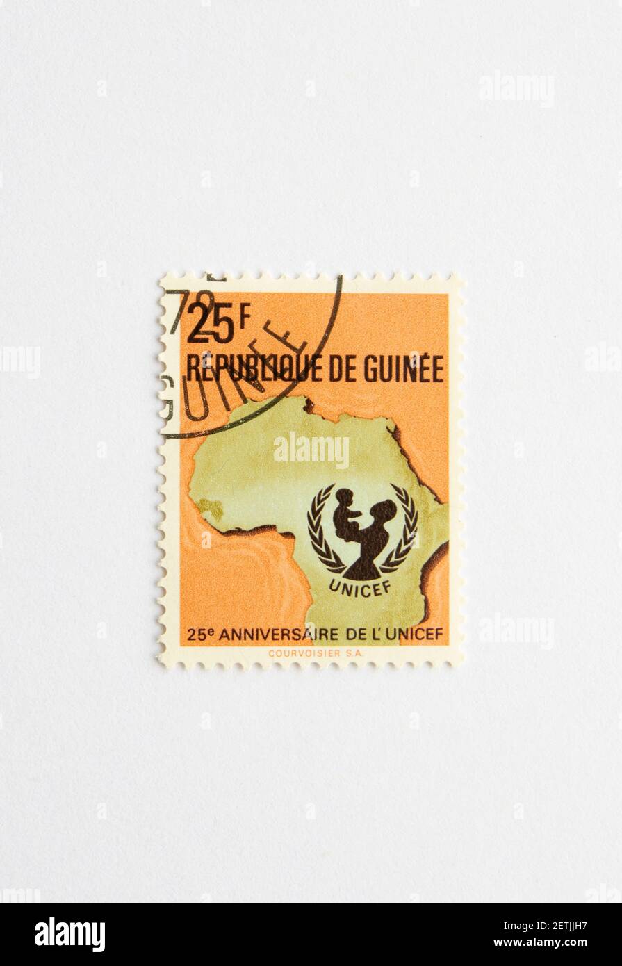 01.03.2021 Istanbul Turquie. Timbre de poste de la République de Guinée vers 1971. Guinée - 1971 série du 25e anniversaire de l'UNICEF Banque D'Images