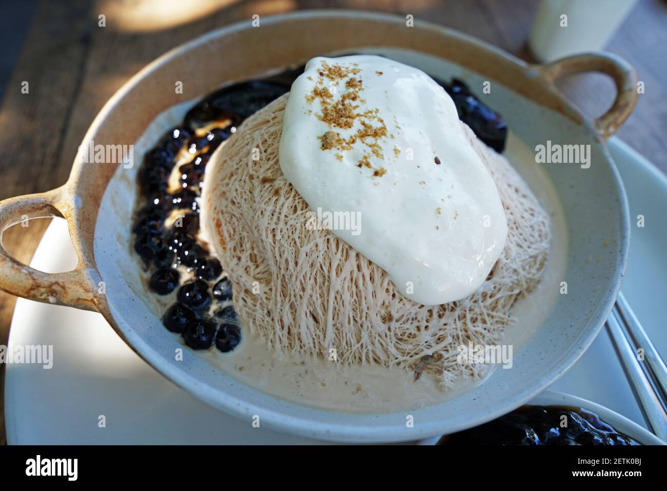 Gros plan Bubble Boba Tea Bingsu (Bingsoo), dessert de glace rasé de Corée Banque D'Images