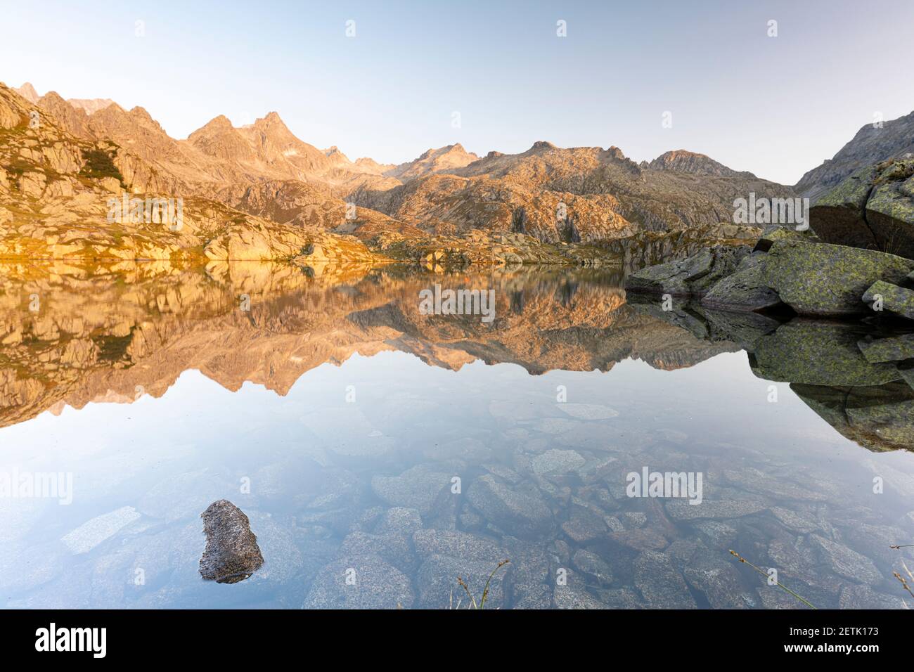 Les pics de montagne se reflètent dans les eaux cristallines du Lago Nero di Cornisello, Parc naturel Adamello Brenta, Trentin-Haut-Adige, Italie Banque D'Images