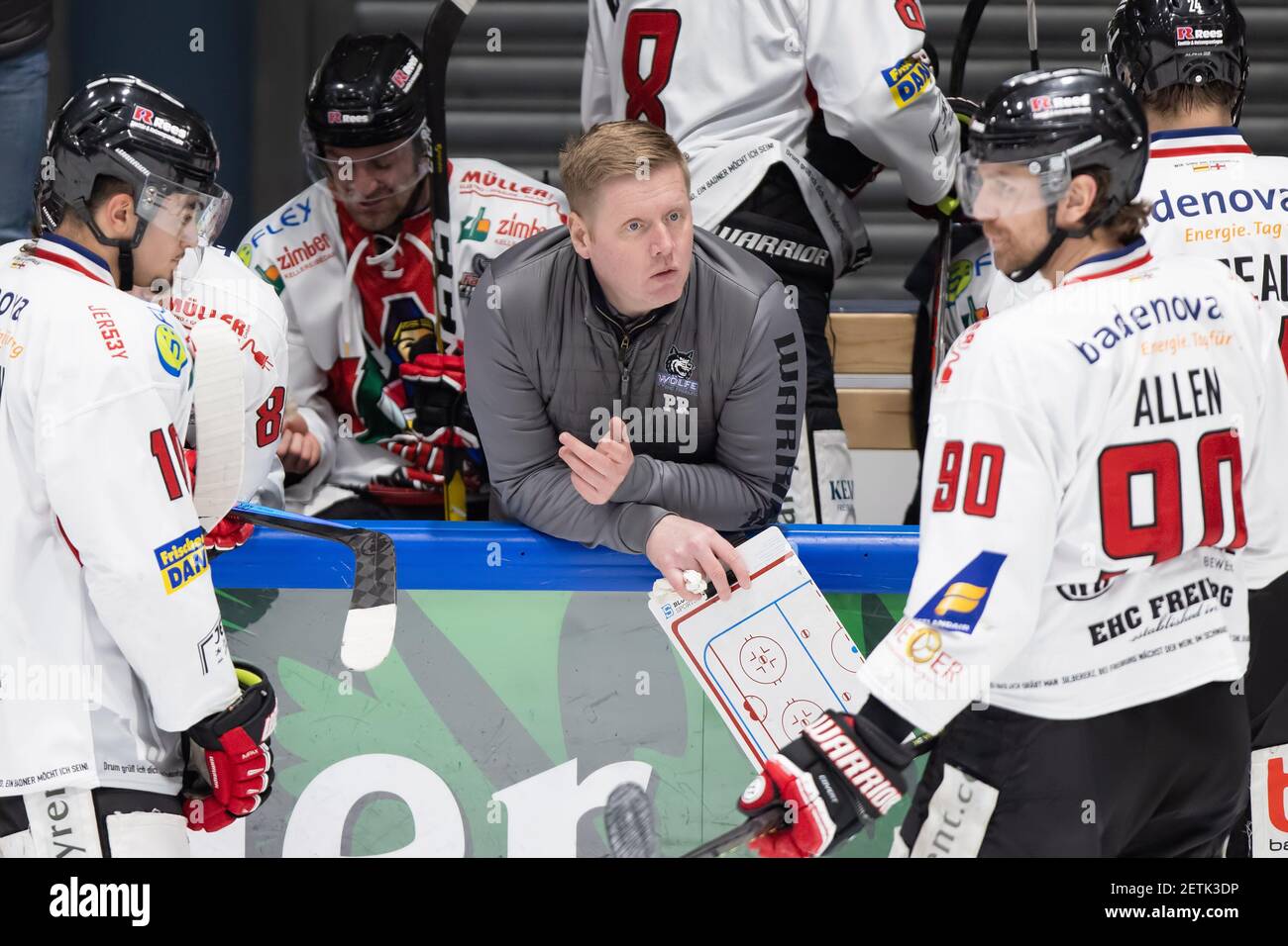 28 février 2021, Hessen, Francfort-sur-le-main: L'entraîneur Peter Russell (EHC Freiburg) parle à gauche avec Georgiy Saakyan (EHC Freiburg, 10) et Scott Allen (EHC Freiburg, 90). DEL 2 match de hockey sur glace entre le Loewen Frankfurt et le EHC Freiburg le 28 février 2021 à l'Eissporthalle Frankfurt am main. Photo: Jürgen Kessler/dpa Banque D'Images