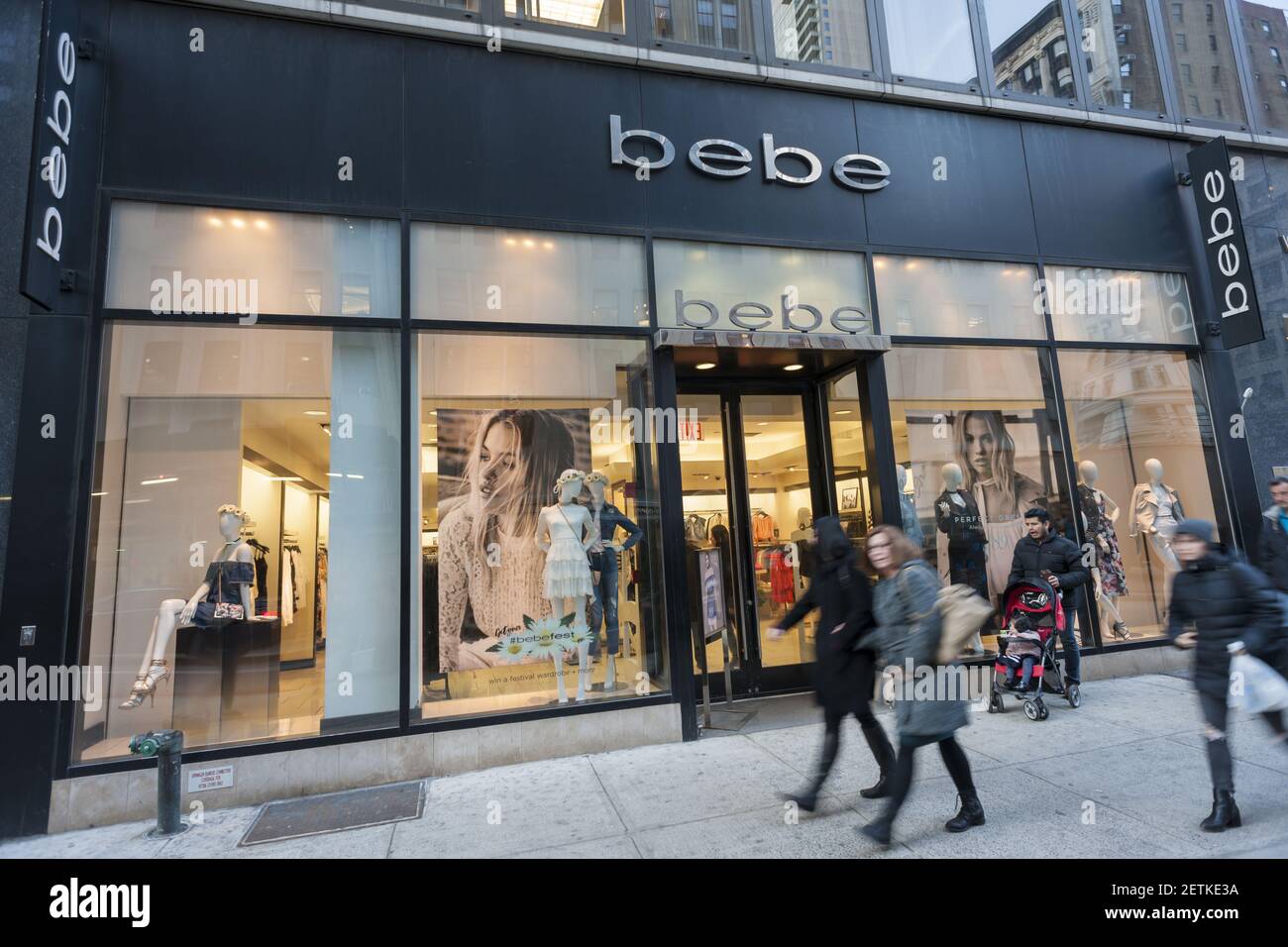 Un magasin de vêtements Bebe pour femmes à Herald Square, à New York, le  mardi 21 mars 2017. Bebe fermera tous ses magasins et ne sera présent qu'en  ligne. Le plan est