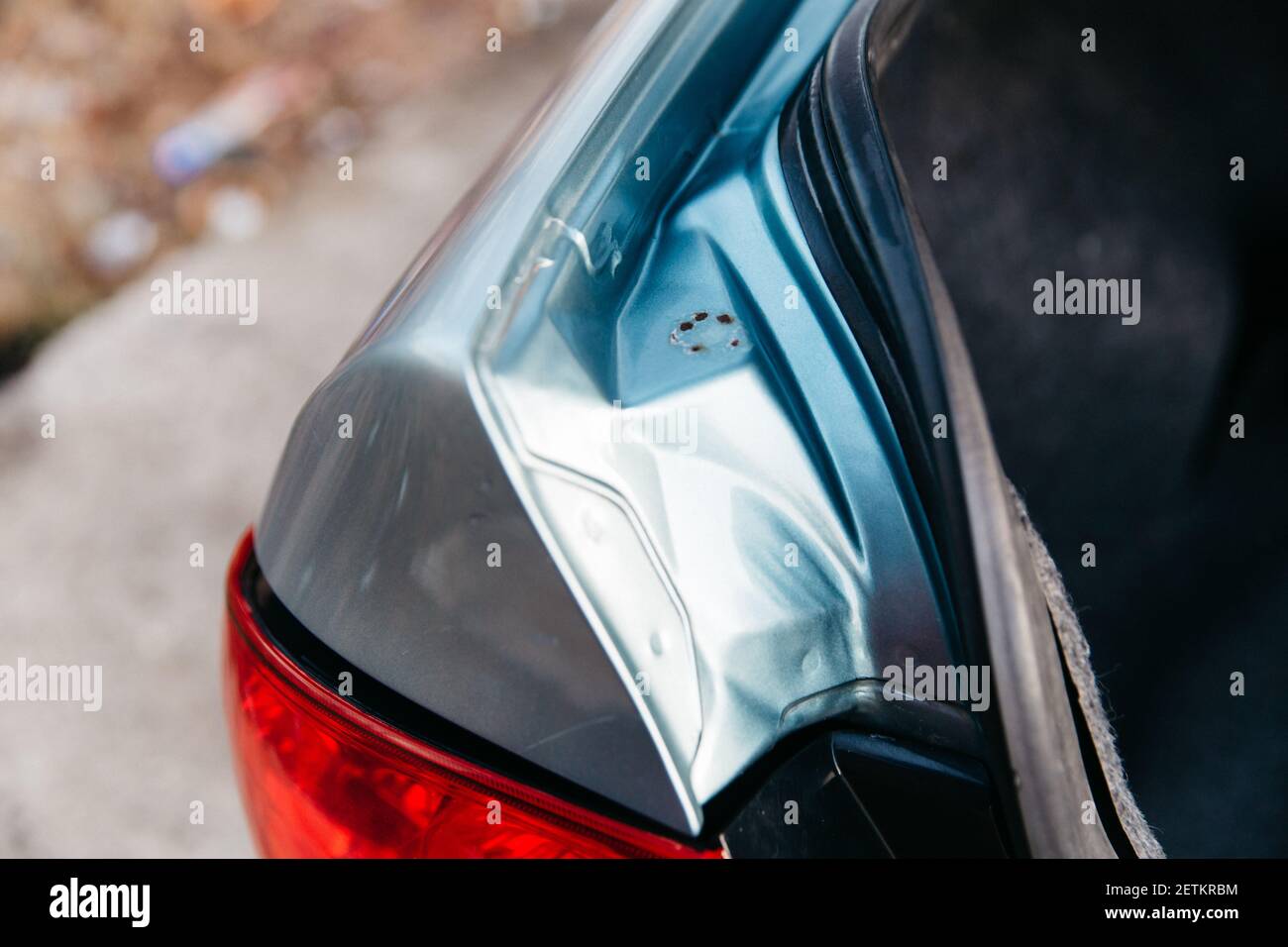 Dommages à la carrosserie, bosses et rayures sur la voiture. Banque D'Images