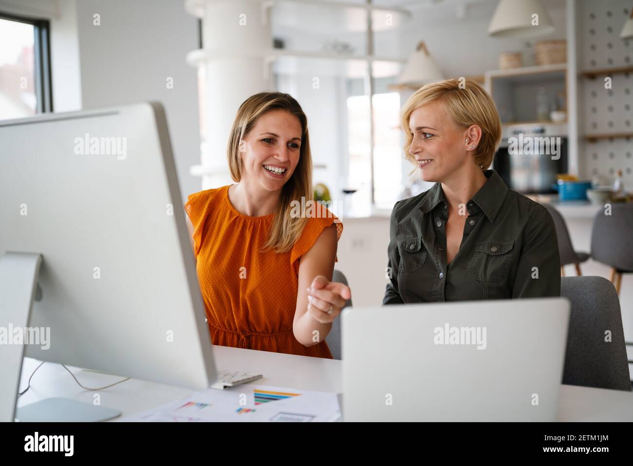 Femmes d'affaires travaillant au bureau sur ordinateur Banque D'Images