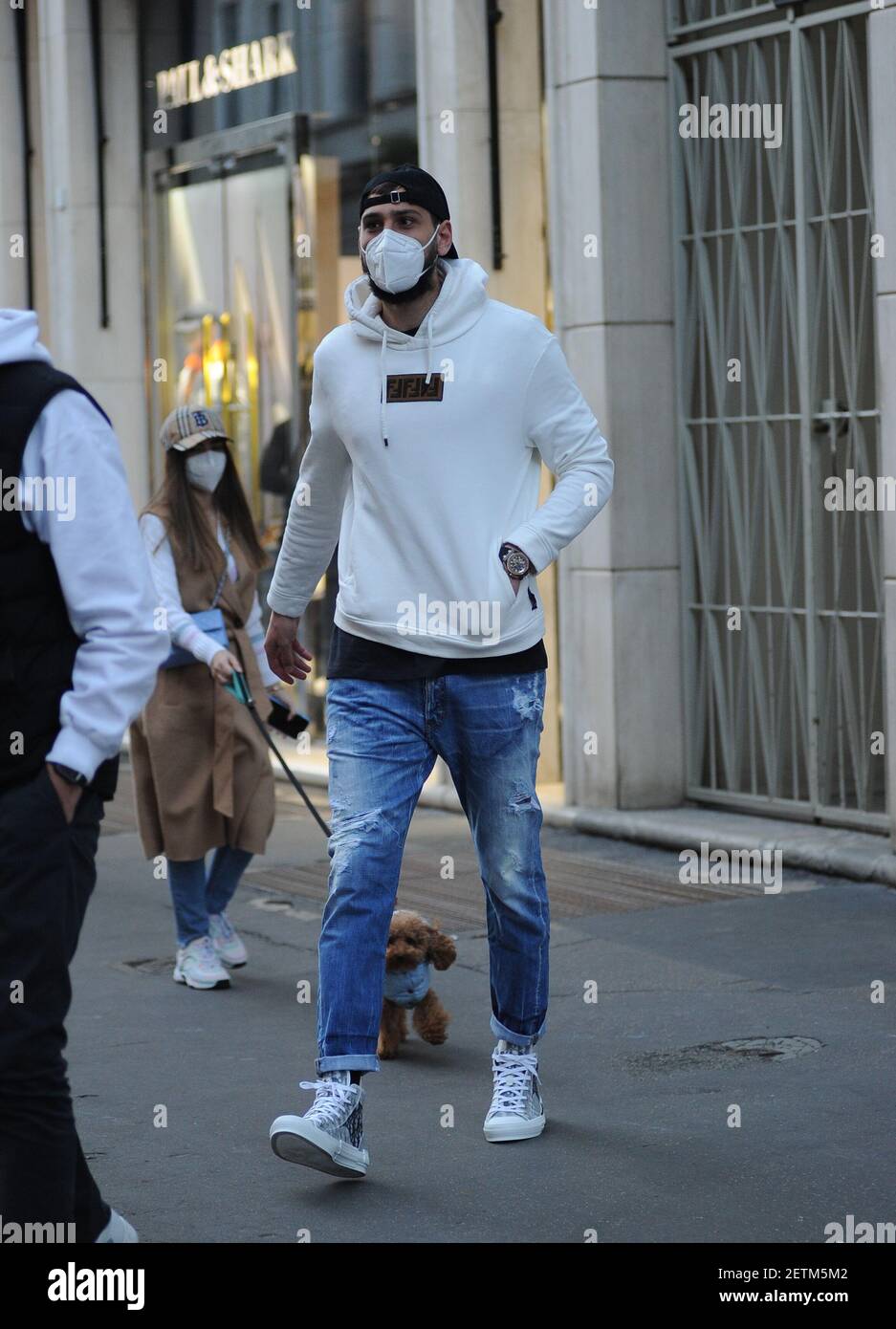 milan gianluigi donnarumma et sa petite amie alessia elefante dans le centre gianluigi donnarumma gardien de l equipe nationale italienne et ac milan arrive dans le centre de son flamboyant lamborghini et apres