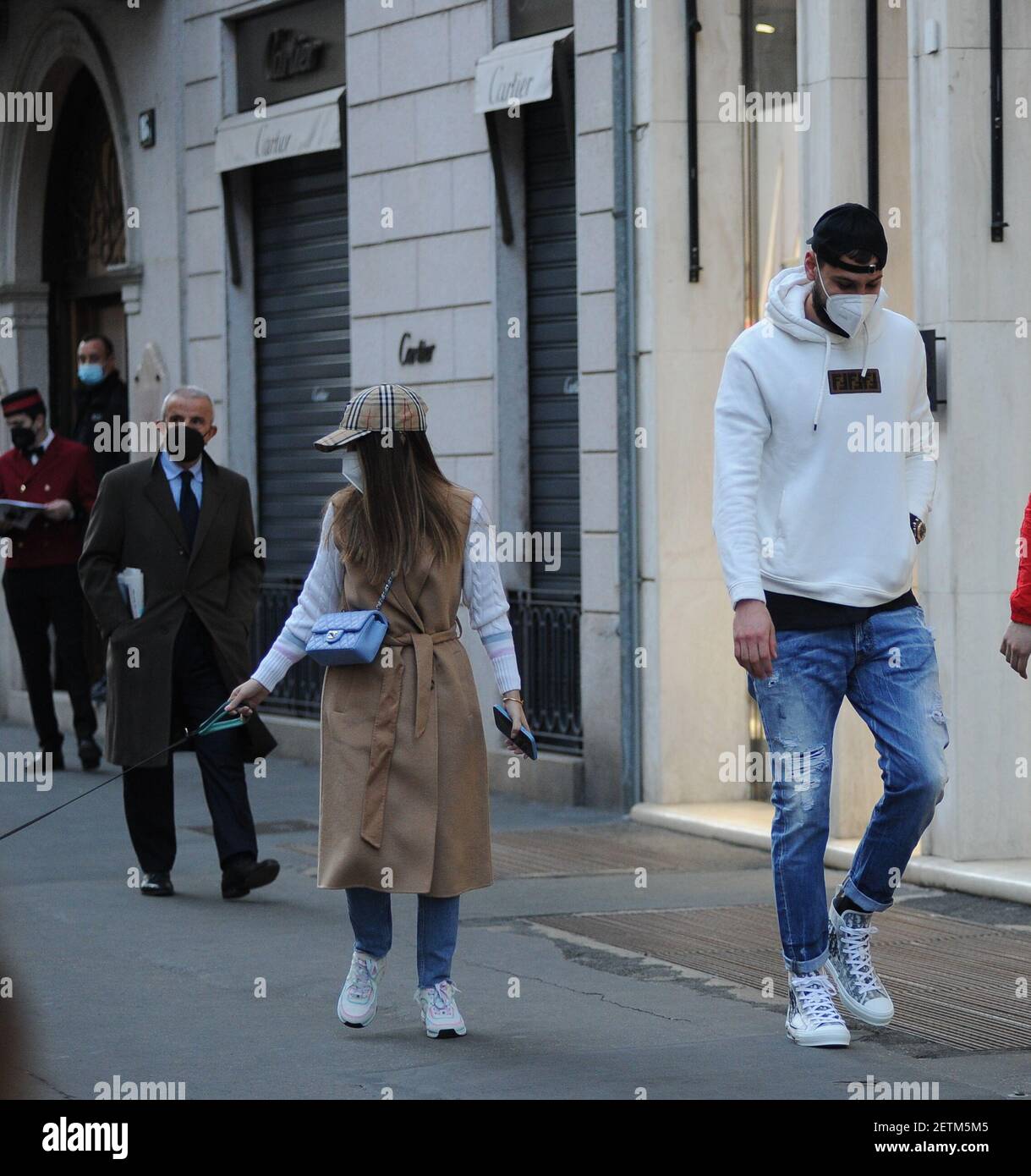 milan gianluigi donnarumma et sa petite amie alessia elefante dans le centre gianluigi donnarumma gardien de l equipe nationale italienne et ac milan arrive dans le centre de son flamboyant lamborghini et apres