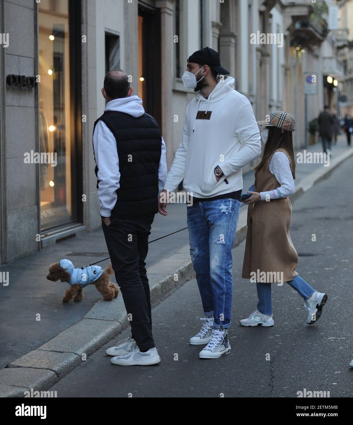 milan gianluigi donnarumma et sa petite amie alessia elefante dans le centre gianluigi donnarumma gardien de l equipe nationale italienne et ac milan arrive dans le centre de son flamboyant lamborghini et apres