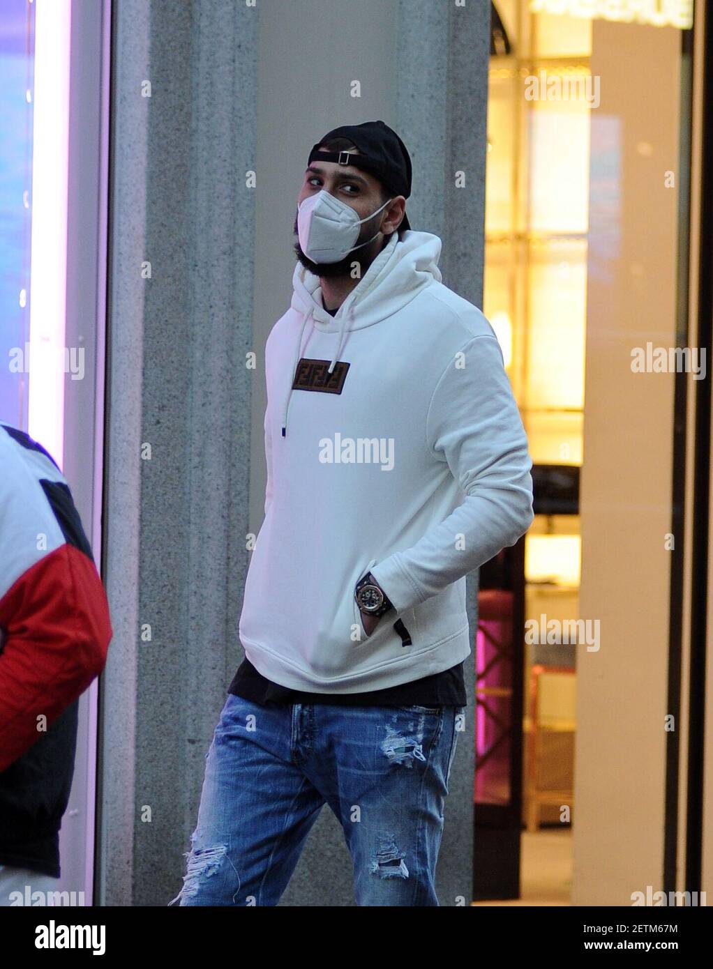 milan gianluigi donnarumma et sa petite amie alessia elefante dans le centre gianluigi donnarumma gardien de l equipe nationale italienne et ac milan arrive dans le centre de son flamboyant lamborghini et apres