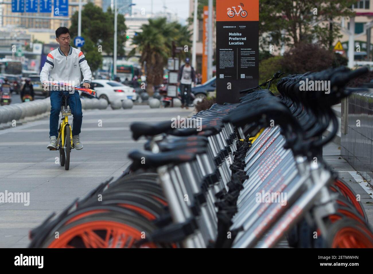 (170405) -- KUNMING, 5 avril 2017 (Xinhua) -- UN homme fait un vélo partagé à Kunming, capitale de la province du Yunnan, dans le sud-ouest de la Chine, le 5 avril 2017. Selon un rapport de BigData Research, basé à Beijing, d'ici la fin de 2016, il y avait 18.86 millions d'utilisateurs de bicyclettes partagées, et le nombre devrait passer à 50 millions d'ici la fin de cette année. (Xinhua/Hu Chao) (yxb) (photo de Xinhua/Sipa USA) Banque D'Images