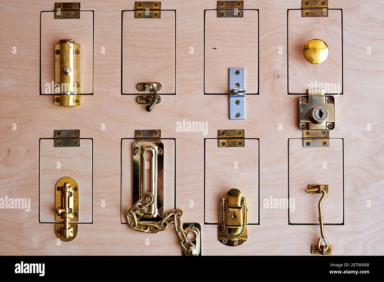 De nombreuses serrures différentes sur la porte en bois. Tenez-vous debout avec les types de systèmes de sécurité Banque D'Images