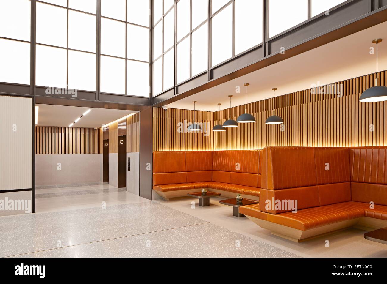 Hall avec sièges en cuir brun clair et grands panneaux de lumière. Premier place, City of London, Royaume-Uni. Architecte: Stiff + Trevillion Architects, 201 Banque D'Images
