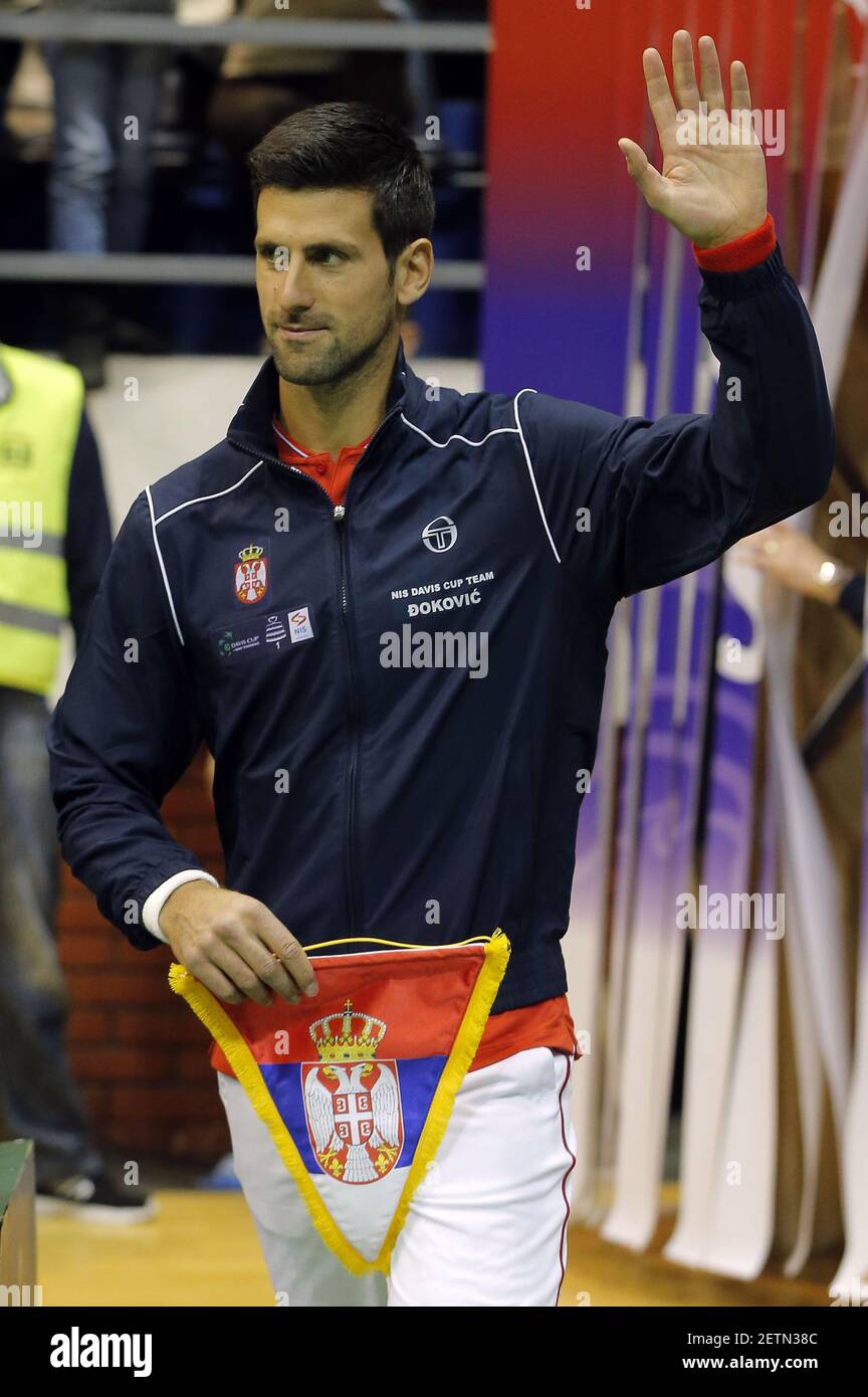 (170407) -- BELGRADE (SERBIE), le 7 avril 2017 (Xinhua) -- le Novak Djokovic de Serbie fait des vagues aux fans lors de la cérémonie d'ouverture de la Serbie contre l'Espagne coupe Davis quart-finale de tennis à Belgrade le 7 avril 2017. Djokovic défait Ramos-Vinolas en trois séries et met Serba en avant au début de cette cravate. (Xinhua/Predrag Milosavljevic) (photo de Xinhua/Sipa USA) Banque D'Images