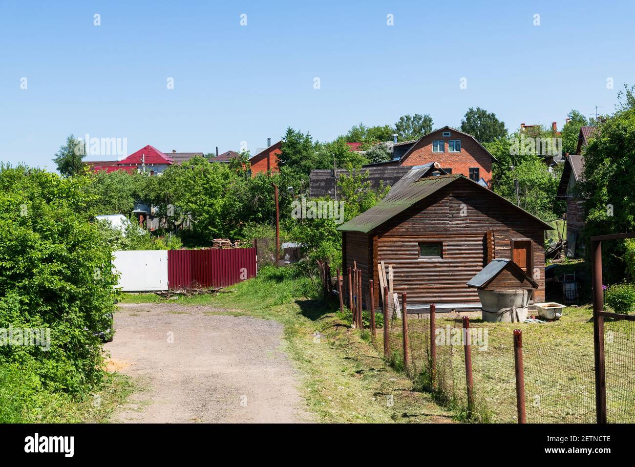 Fragment d'un village avec des maisons en briques et en bois. Russie Banque D'Images