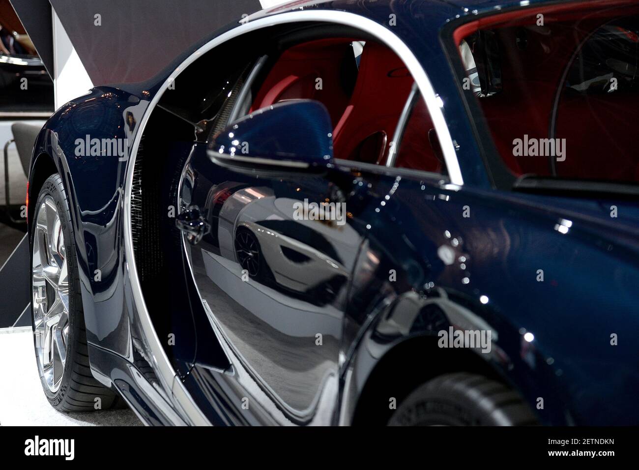 La prise d'air incurvée et la vue latérale du Bugatti Chiron, qui