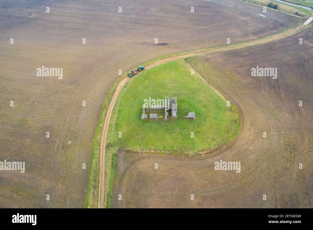 La photo datée du 22 février 2021 montre les ruines de l'église Saint-Jacques, Bawsey, Norfolk, qui était autrefois l'équivalent de la monture St MichaelÕs il y a 1000 ans. Une église en ruines à côté du domaine de QueenÕs Sandringham aurait été NorfolkÕs équivalent de la monture de St MichaelÕs il y a 1000 ans. Dans le Domesday Book de 1086, le règlement sur la colline connue sous le nom de Boweseia C et maintenant appelé Bawsey - aurait été accessible par une chaussée et entouré par l'eau. Comme les eaux se sont retirées, le village est tombé dans le déclin et, au XVIe siècle, l'église en ruines de Saint-Jacques était tout ce qui restait du village. Banque D'Images