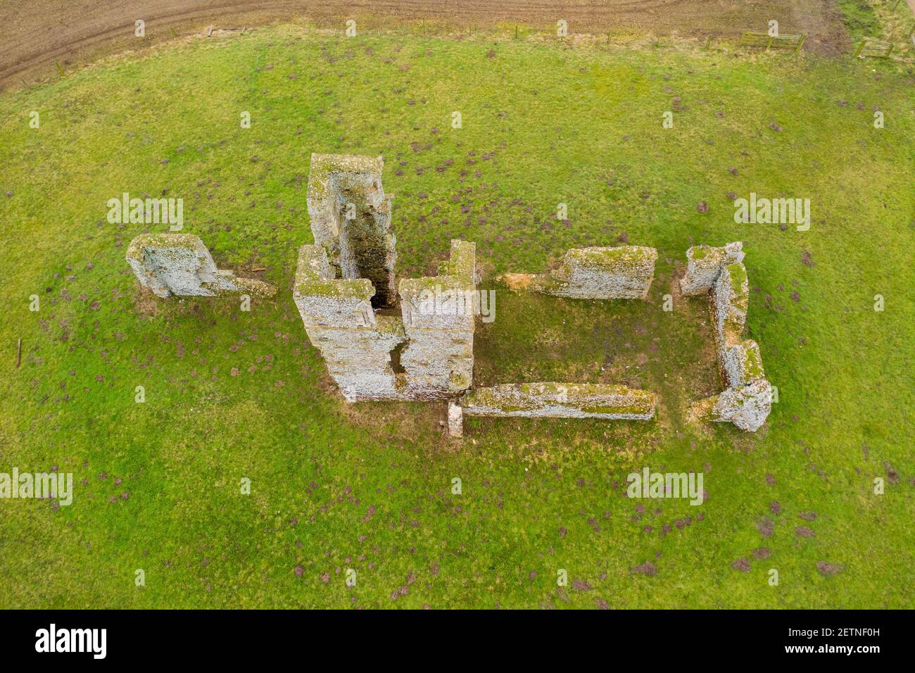 La photo datée du 22 février 2021 montre les ruines de l'église Saint-Jacques, Bawsey, Norfolk, qui était autrefois l'équivalent de la monture St MichaelÕs il y a 1000 ans. Une église en ruines à côté du domaine de QueenÕs Sandringham aurait été NorfolkÕs équivalent de la monture de St MichaelÕs il y a 1000 ans. Dans le Domesday Book de 1086, le règlement sur la colline connue sous le nom de Boweseia C et maintenant appelé Bawsey - aurait été accessible par une chaussée et entouré par l'eau. Comme les eaux se sont retirées, le village est tombé dans le déclin et, au XVIe siècle, l'église en ruines de Saint-Jacques était tout ce qui restait du village. Banque D'Images