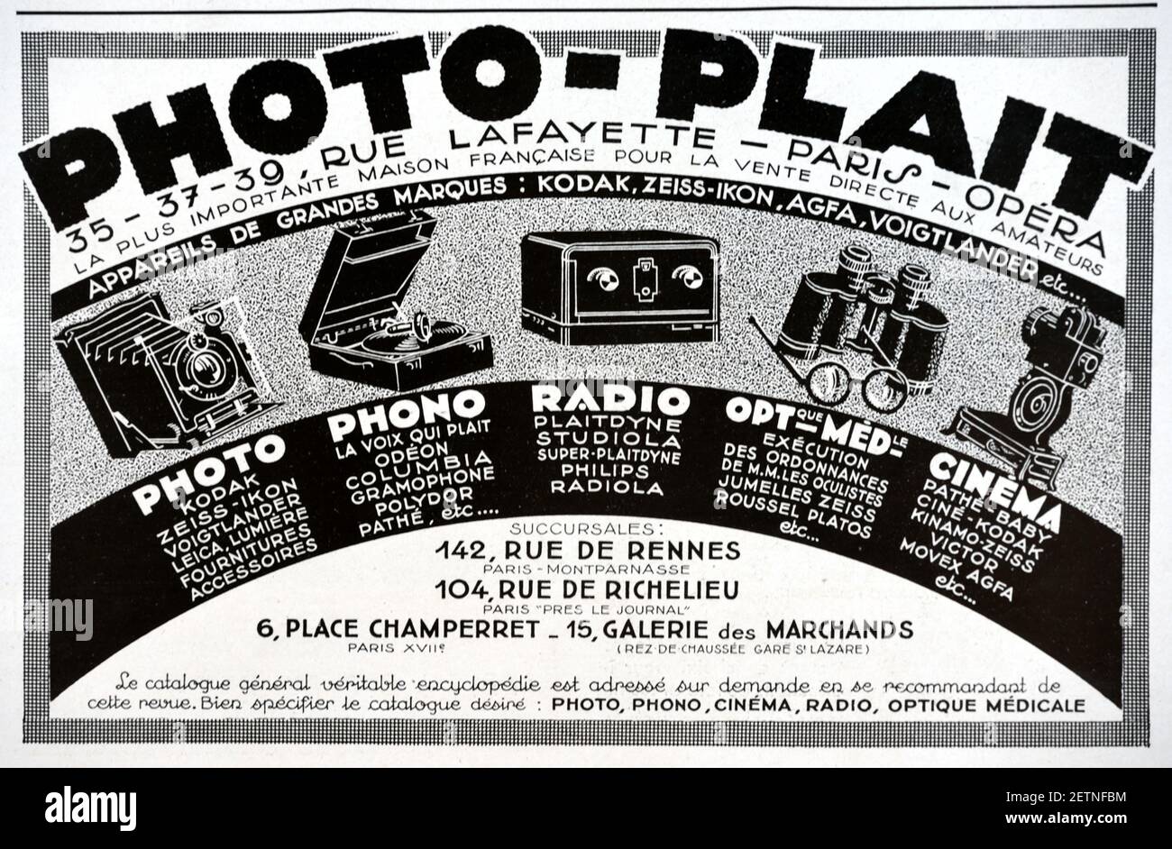 Publicité, publicité ou publicité vintage pour photographes Boutique photo-Plait Paris France 1931. L'illustration montre une caméra pliante à soufflet, un lecteur d'enregistrement, une radio, des lunettes, des jumelles et une caméra de cinéma. Banque D'Images