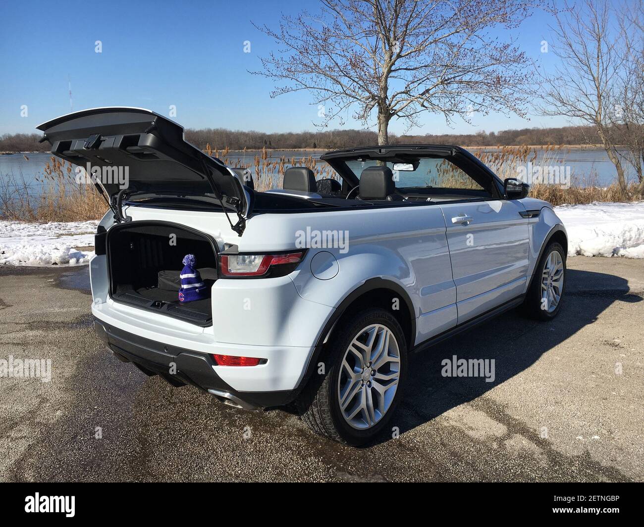 Le Range Rover Evoque Cabriolet, basé sur le plus petit multisegment Rover,  est un modèle tout-terrain à transmission intégrale qui peut accueillir  quatre personnes et coûte 58,000 $. (Photo de Robert Duffer/Chicago