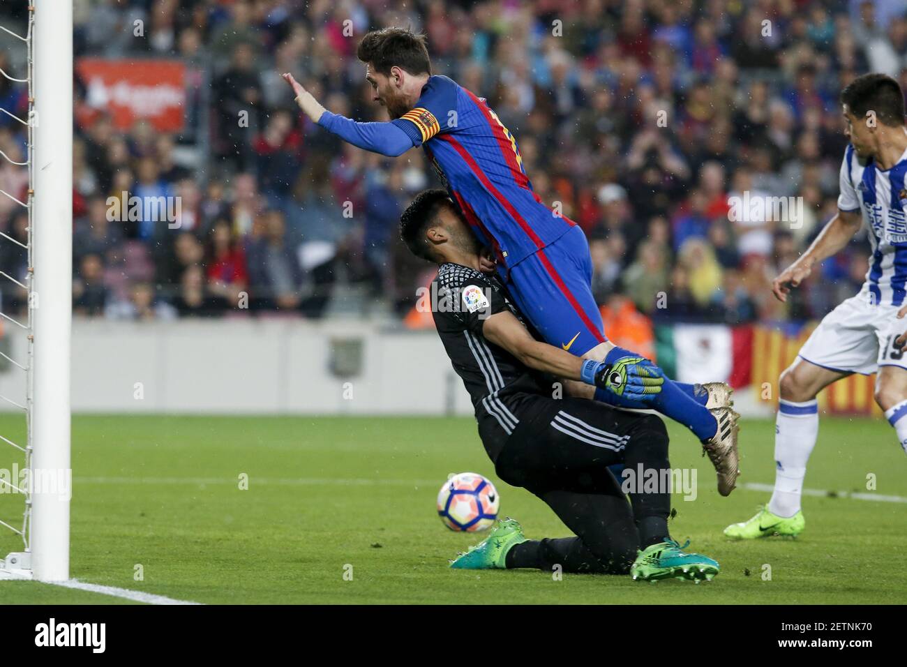 Lionel Messi de Barcelone (en haut) saute pour le ballon en plus de Rulli de Real Sociedad (à gauche) lors du match de football espagnol de première division du FC Barcelone contre Real Sociedad au stade Camp Nou à Barcelone, en Espagne, le 15 avril 2017. La correspondance s'est terminée 3-2. (Xinhua/Pau Barrena) (photo de Xinhua/Sipa USA) Banque D'Images