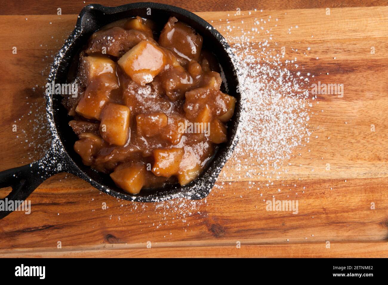 dessert aux pommes dans une poêle en fonte Banque D'Images